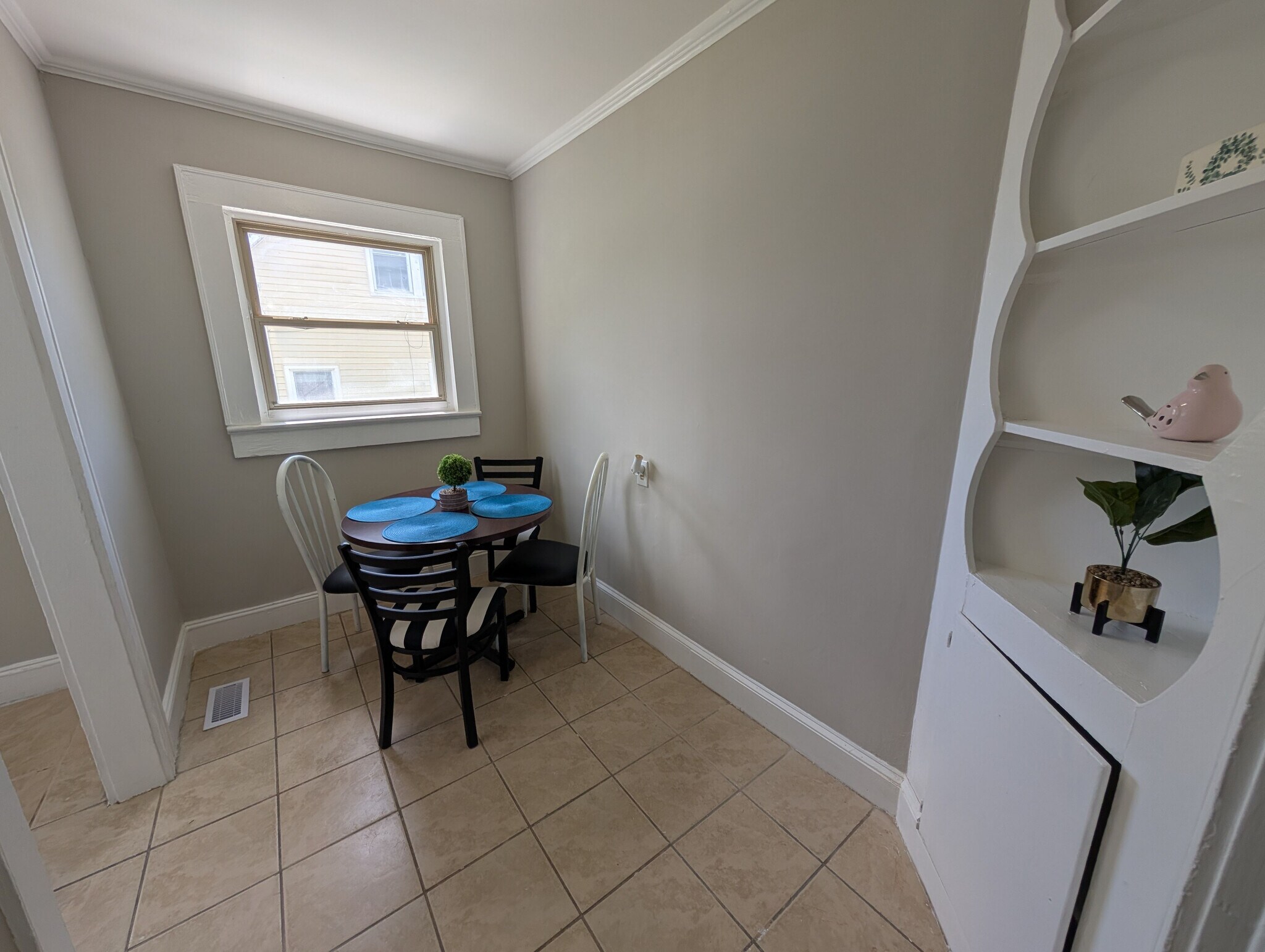 Building Photo - Room in Apartment on Kerr St NW