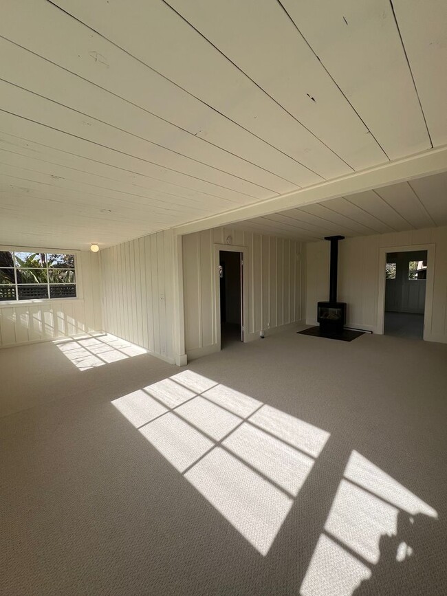 Building Photo - Beach Bungalow / Walking distance to the b...