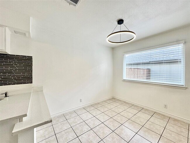 Building Photo - 1423 W Braker Ln