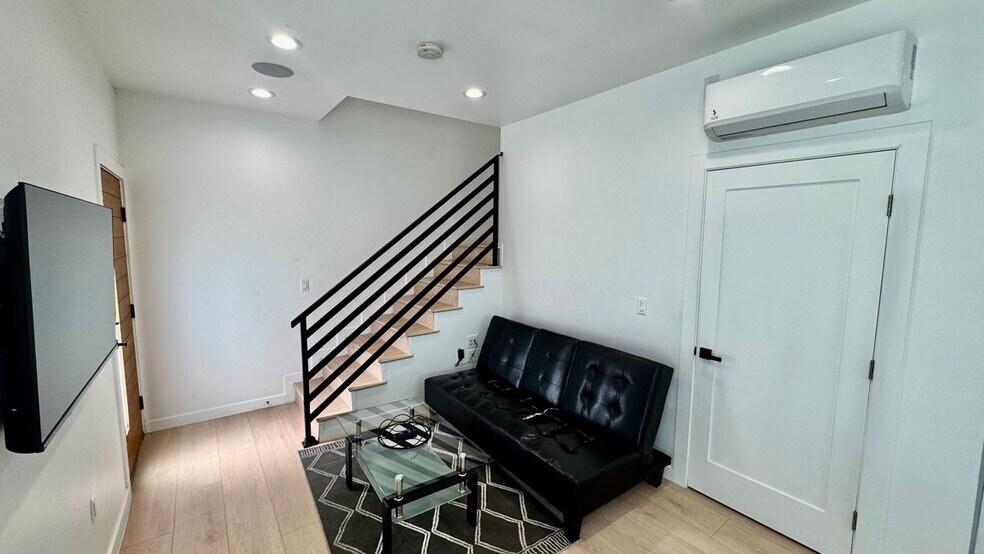 Building Photo - 2681 Pomeroy Ave