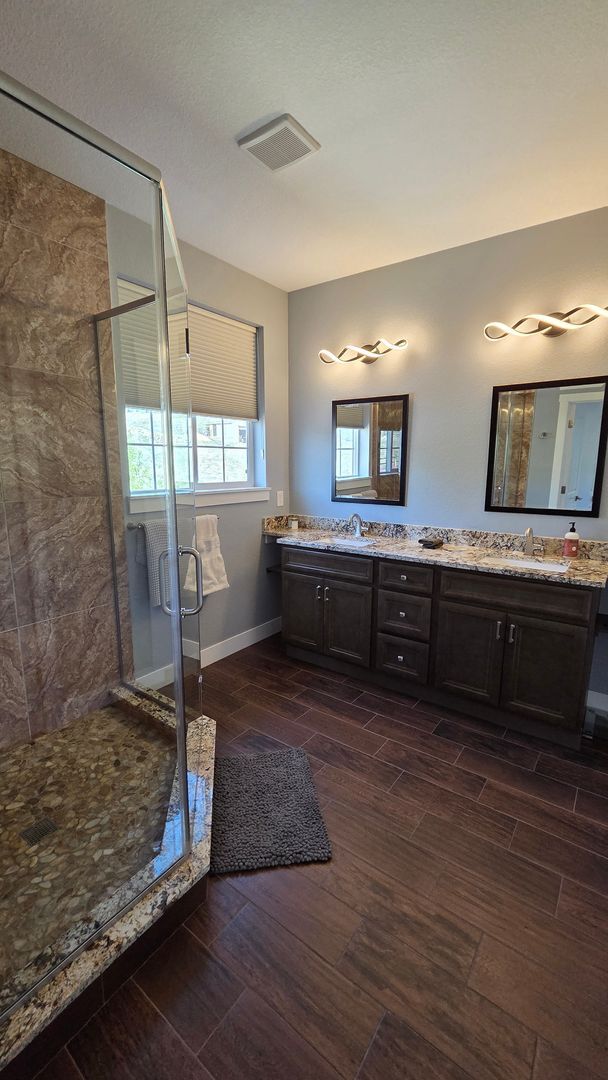 Building Photo - Modern 4 Bedroom 5 Bath Townhome - With Lots of Natural Light and Great Views!