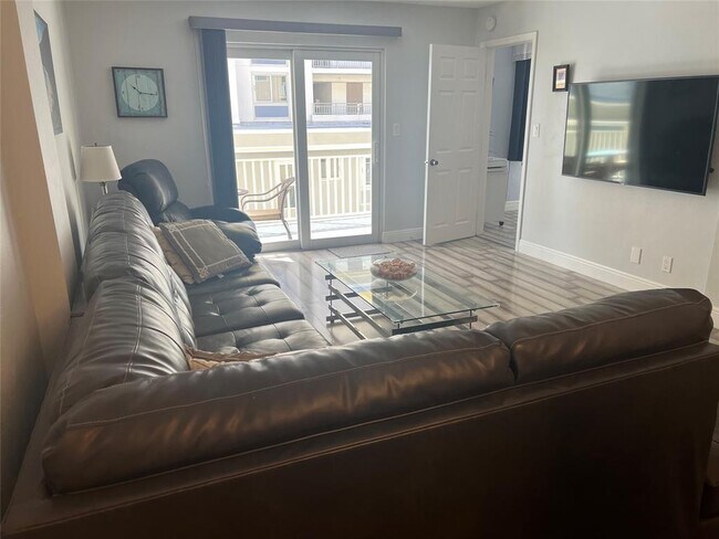 Building Photo - 1161 Hillsboro Mile