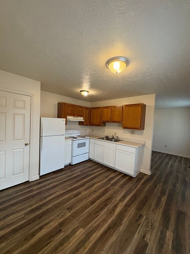 Building Photo - Space & Convenience! 2 Bedroom Duplex