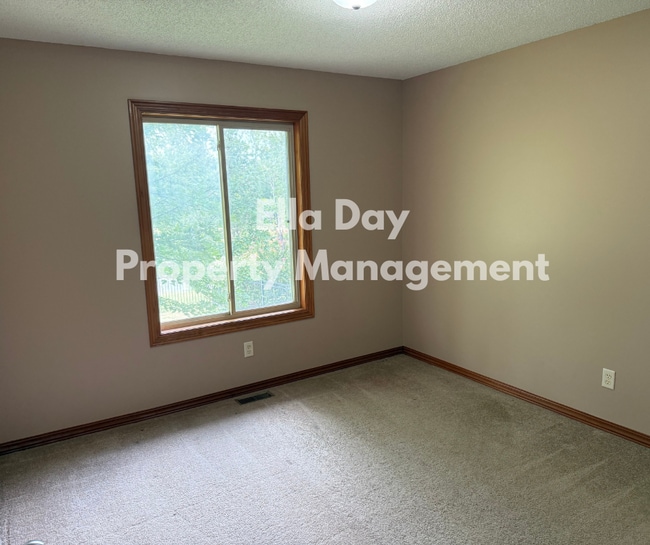 Building Photo - 3025 Triple Creek Dr