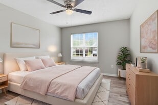 Building Photo - The Colonnades