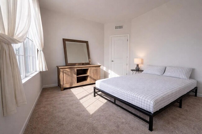 Building Photo - 49773 Lantern Wy