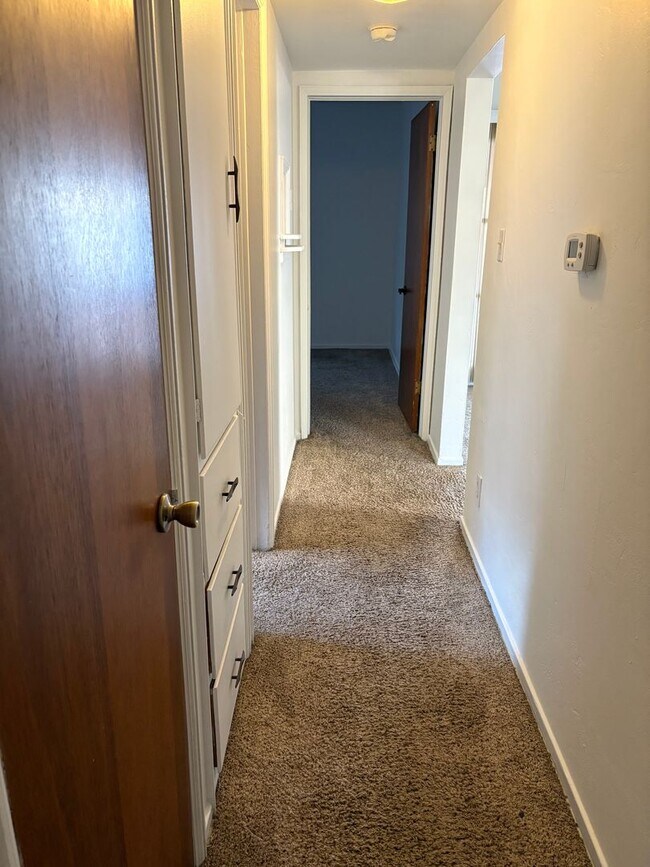 Building Photo - 2 bedroom, 1 bathroom house near Universit...