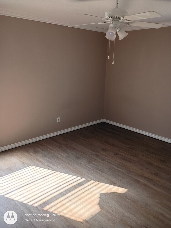 Building Photo - Split level home in West Lampasas