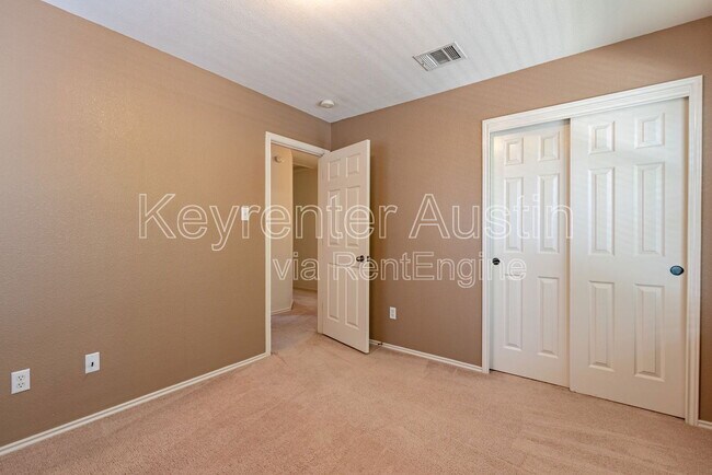 Building Photo - 1610 Yoakum St
