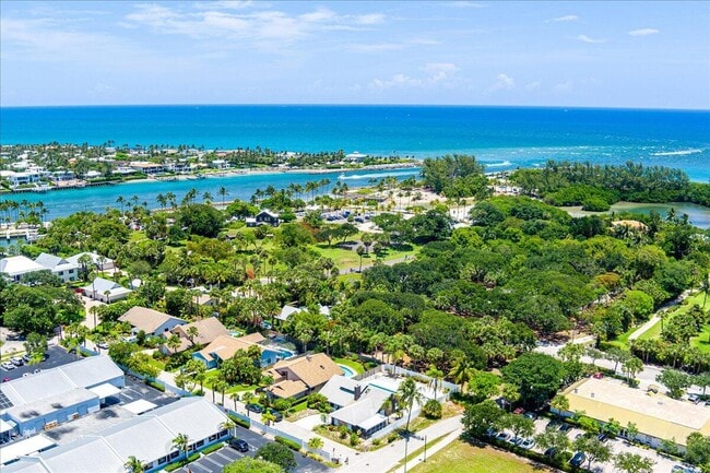 Building Photo - 901 Sandy Oaks Dr