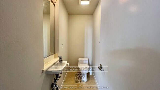 Building Photo - Contemporary Townhouse Living at Its Finest