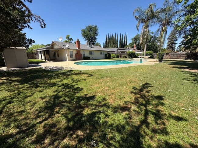 Building Photo - Cozy Home on Spacious Lot with Pool Available Now!