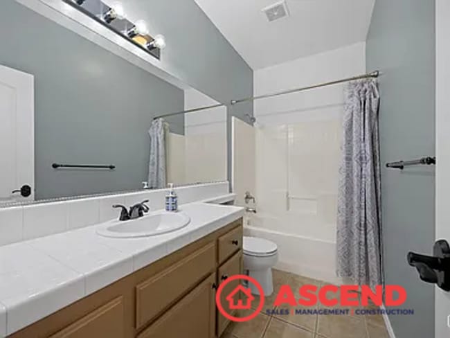 Building Photo - Beautiful 4 Bedroom Home In The Southwest!