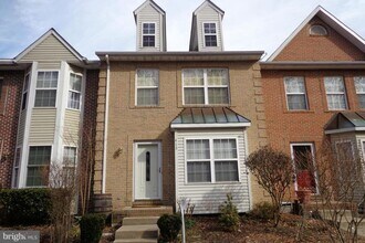 Building Photo - 3 Bed 3.5 Bath Townhome Close to Quantico