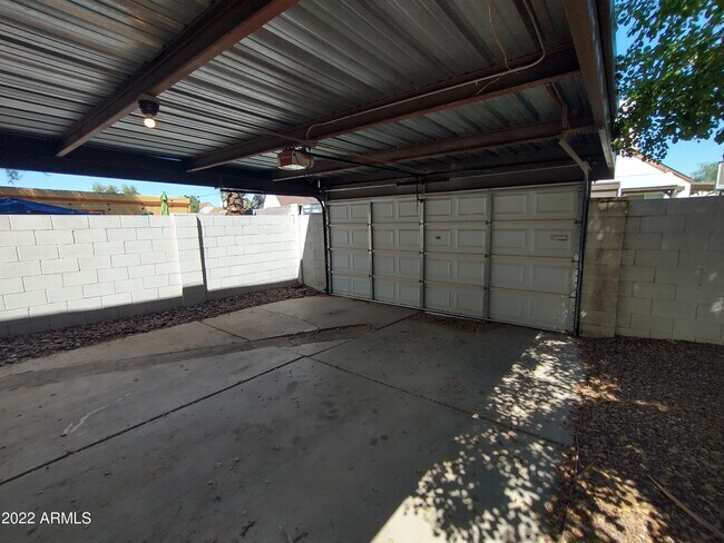 Building Photo - 2114 W Monona Dr