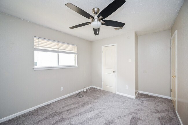 Building Photo - 1114 Blue Diamond Dr