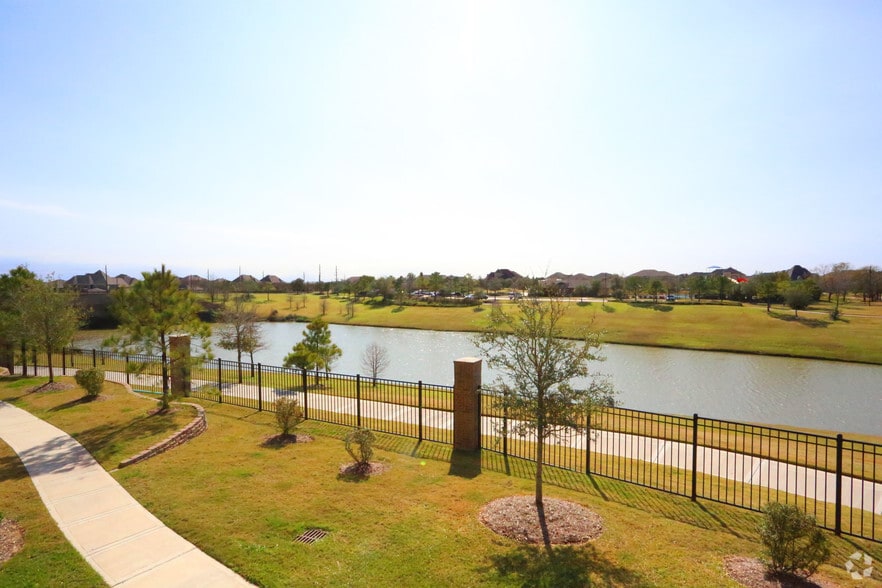 Exerior - Lakeside Villas at Cinco Ranch