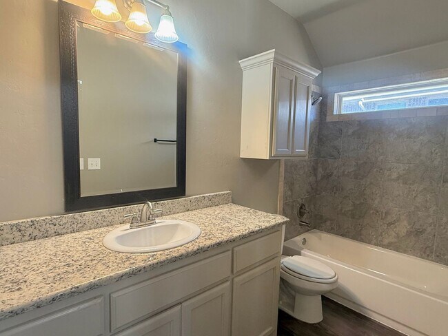 Building Photo - Beautiful 3 Bed 2 Bath Duplex in Surrey Hills!!