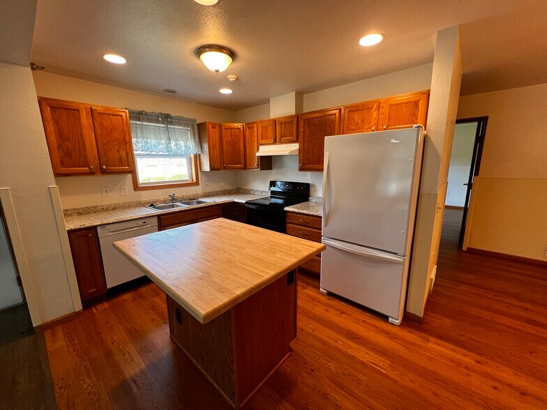 Kitchen - 4307 Kennedy Dr