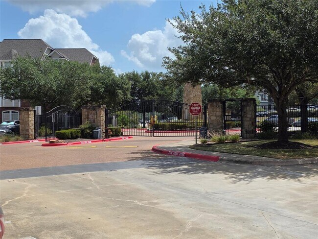 Building Photo - 305 Holleman Dr E