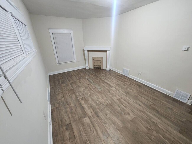 Building Photo - Charming 5-Bedroom Property in Prime Location (Section 8 vouchers Accepted)