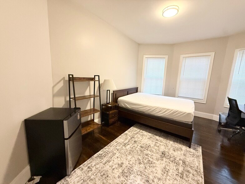 Building Photo - 91 Hillside St