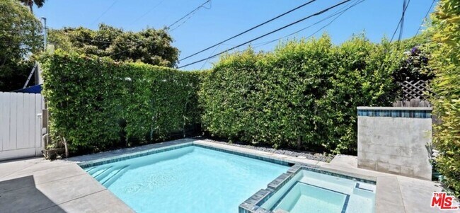 Building Photo - 1149 N Poinsettia Pl