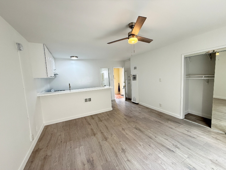 Building Photo - 240 S Reeves Dr