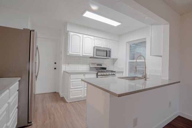 Building Photo - 2800 Bushnell Dr