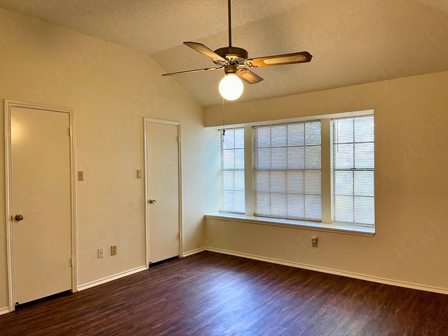 Building Photo - Move-In Special. ½ off the first full month's rent with a 12-month lease.
