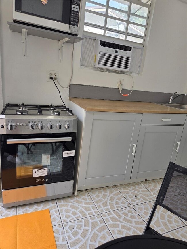 Building Photo - 340 SW 78th Ave