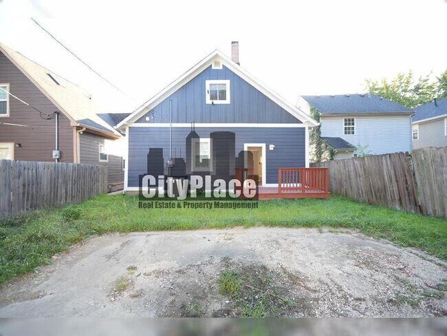 Building Photo - 2224 N Kenwood Ave