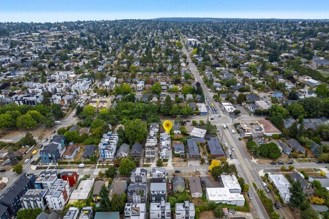 Building Photo - Ballard Townhouse, 2bed/2bath, Rooftop Deck