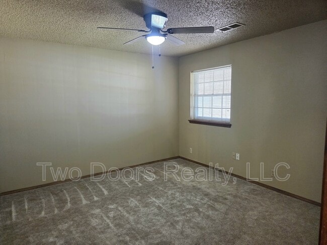 Building Photo - 904 E Hills Dr