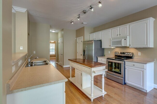 Building Photo - 832 Pisgah Park