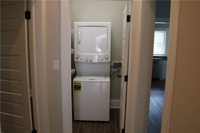 Building Photo - 613 Summit Ave