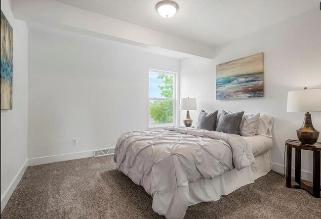 Building Photo - Fully Renovated Park Hill Townhome - 5 Bedrooms!