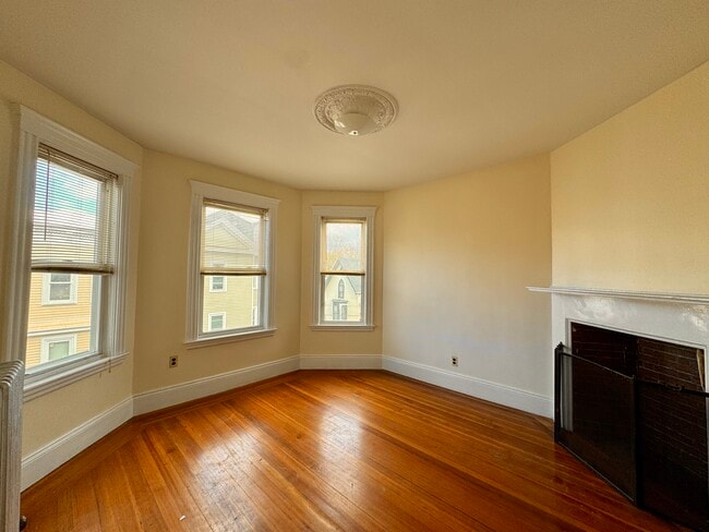 Building Photo - 144 Hillside St