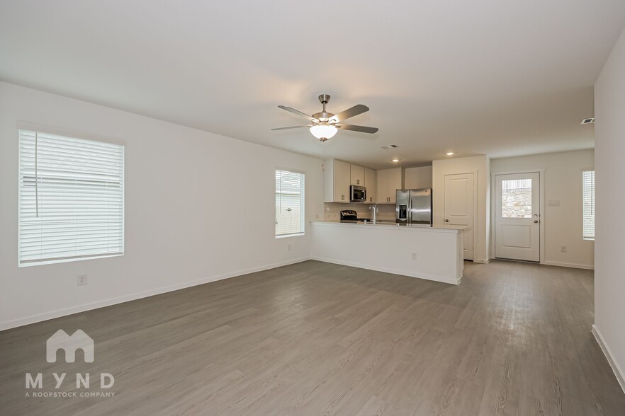 Building Photo - 2740 Ctr Crk Ln