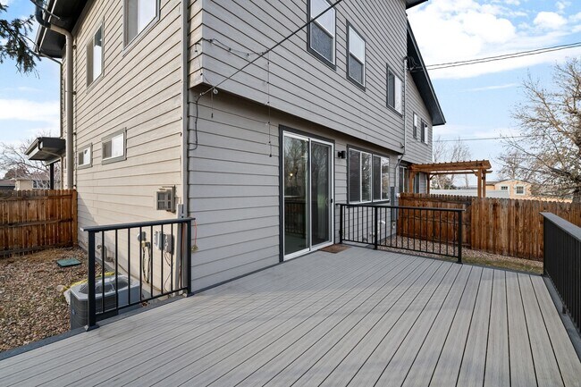 Building Photo - 5230 Stuart St