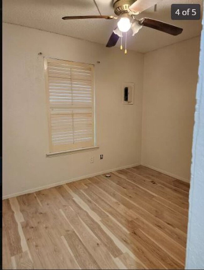 Building Photo - Newly Updated 2 Bed / 1 Bath Duplex