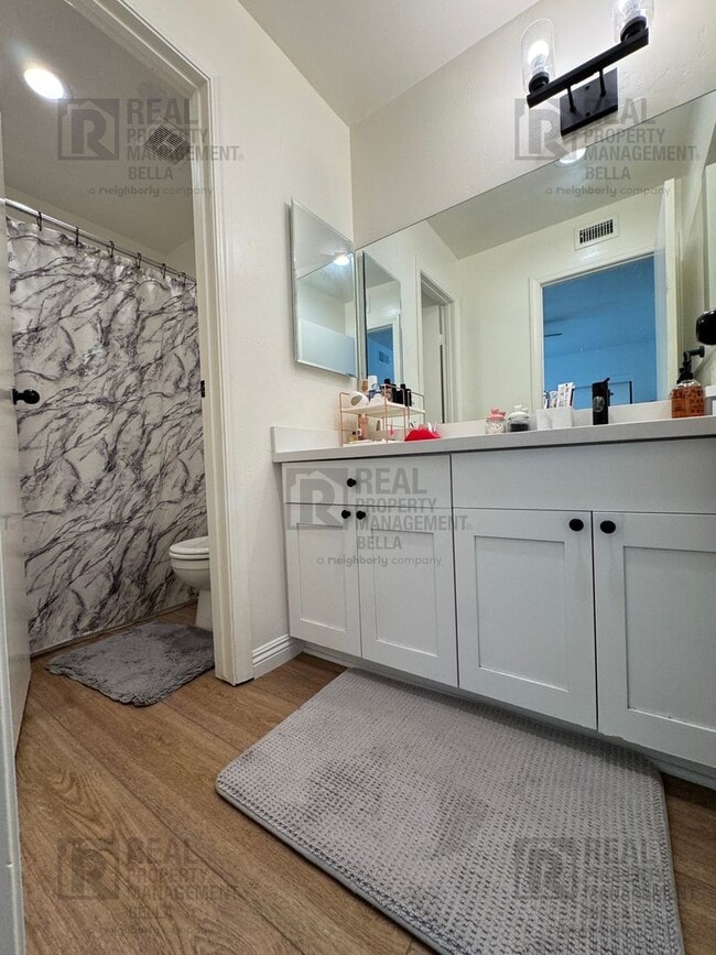 Building Photo - Charming 2-Bed, 2-Bath Condo in the Heart ...