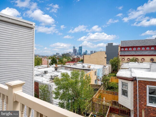 Building Photo - 2542 W Girard Ave