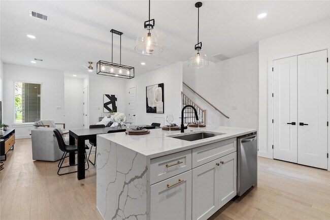 Building Photo - 4110 Cortlandt St