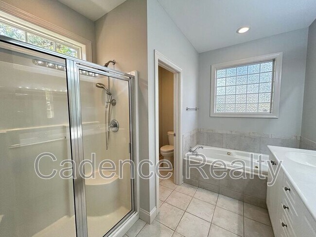 Building Photo - 814 Lambrook Dr