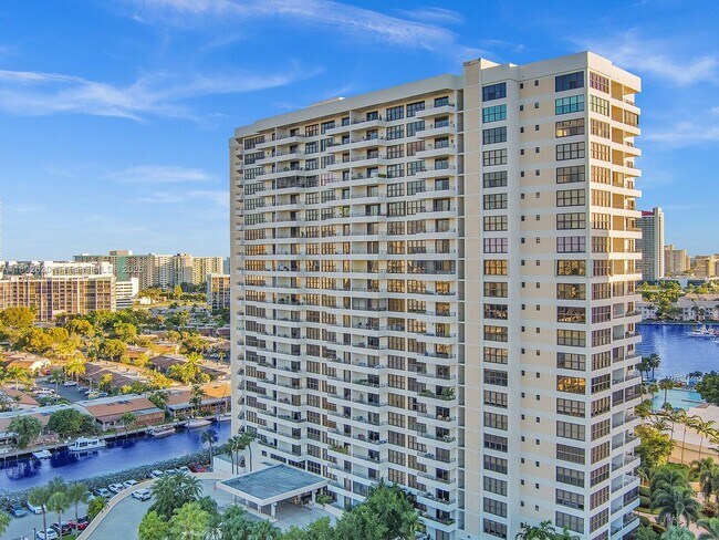 Building Photo - 2500 Parkview Dr