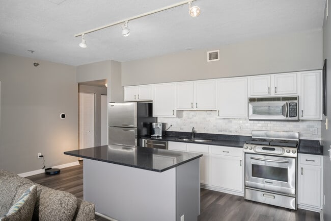 Building Photo - 5 E 14th Pl