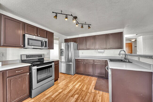 Building Photo - $3,250.00 - 5 Bed, 3.5 Bath Home in Aurora with in unit Laundry and Fenced in Yard!