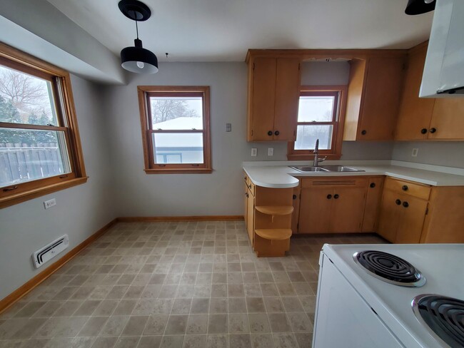 Dining area - 6158 Park Ave