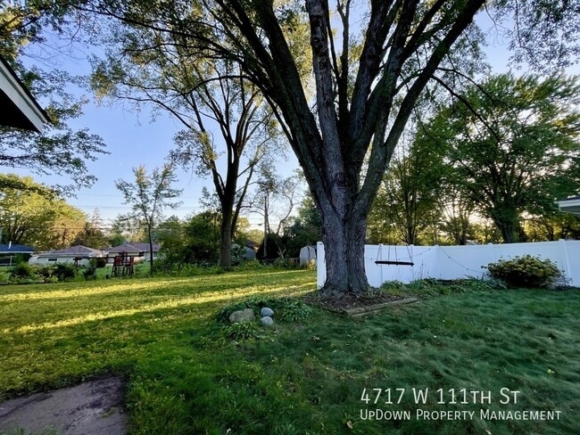 Building Photo - 4717 W 111th St